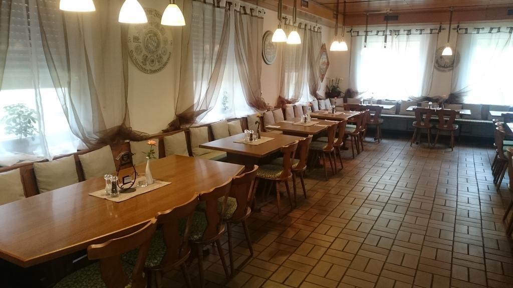 Gasthof Wilhelm Tell Fremdenzimmer ツィルンドルフ エクステリア 写真